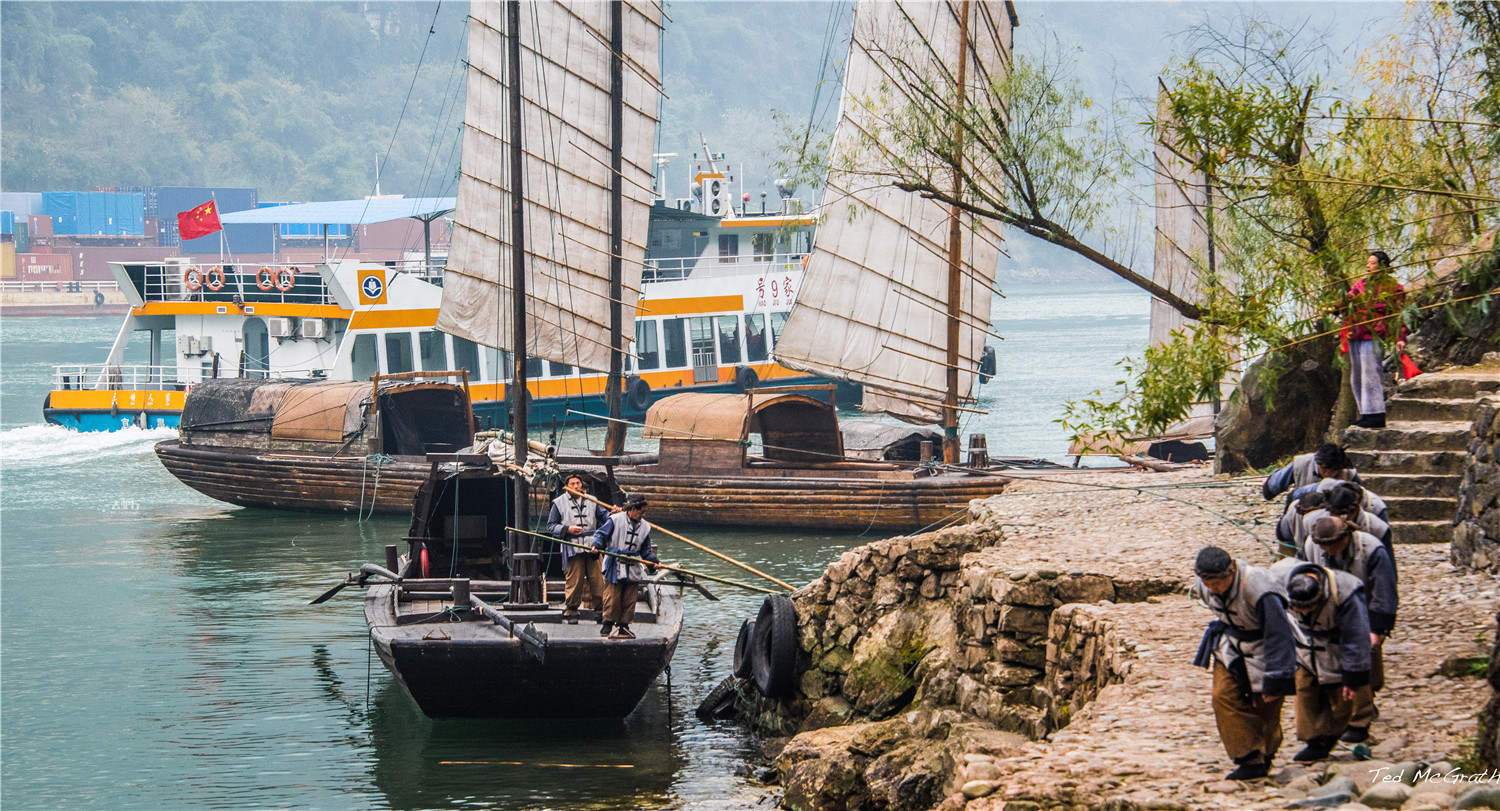 原创最后的长江水上人家纤夫拉船姑娘求爱游客看表演有滋有味