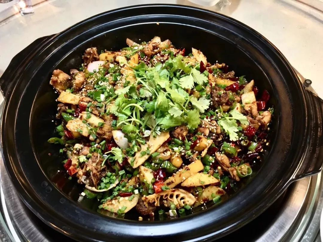 退伍不褪色开辟珍珠鸡火锅保障食材自己办起了养鸡场