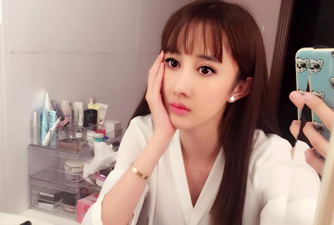 出道10年不温不火,被称为"烂片女王",今靠抖音吸粉无数!_文梦洋