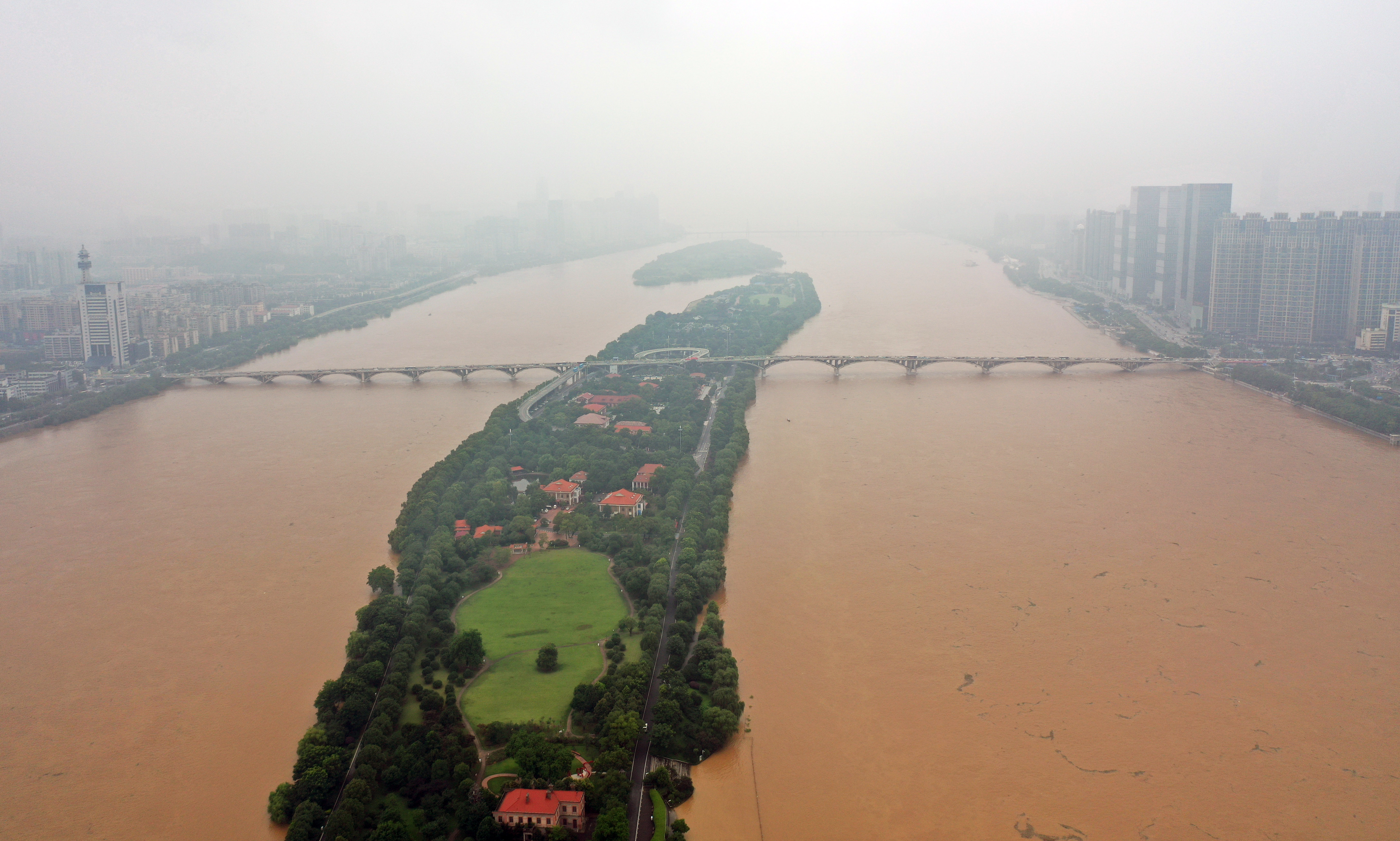 湖南发布洪水红色预警 长沙橘子洲景区紧急闭园