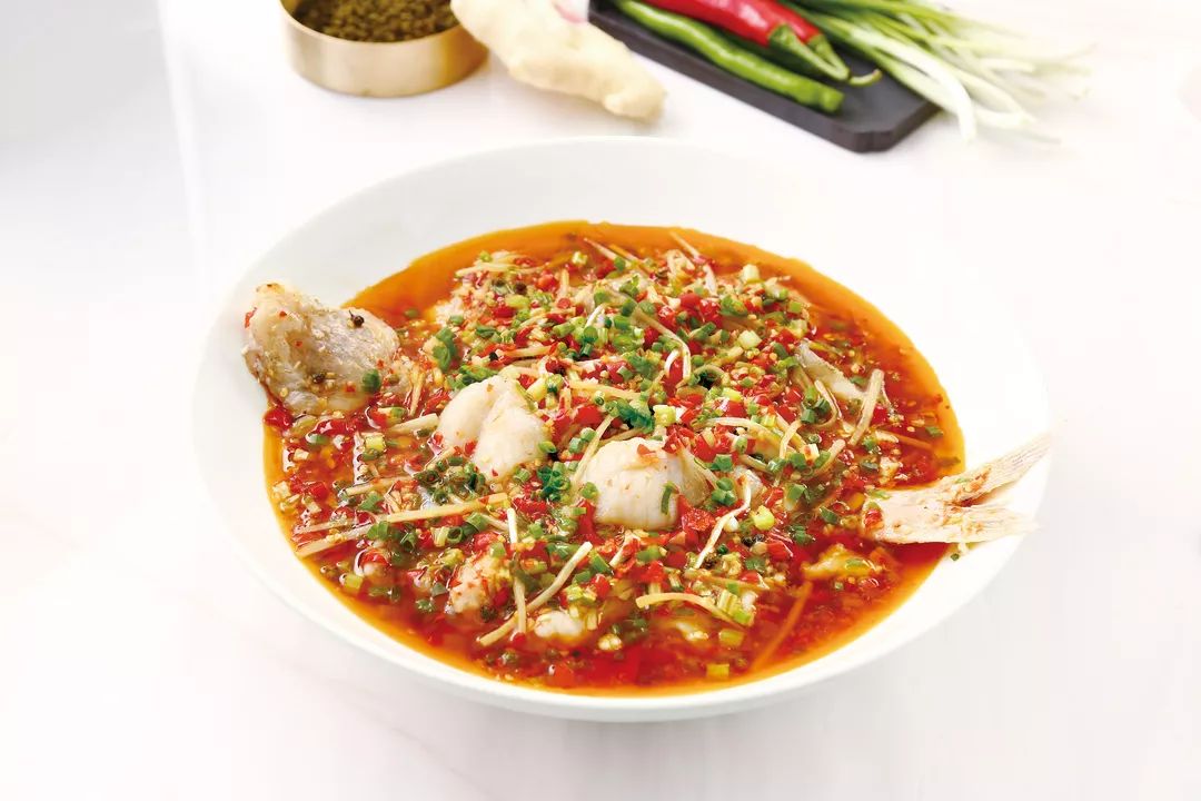 鱼头酥脆的口感分分钟带你秒回童年花椒的麻仔姜的辣青椒的鲜融入鸭肉