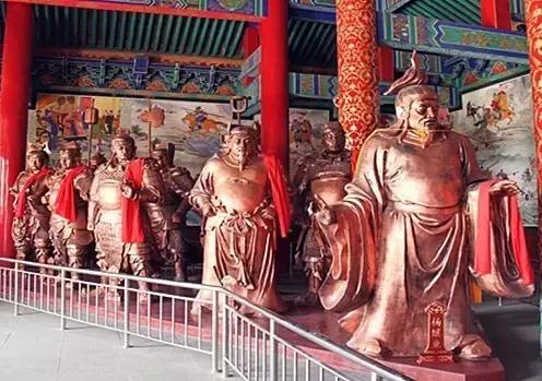 李自成发动了农民起义,并最终攻入北京城,崇祯帝被迫自缢在万岁山