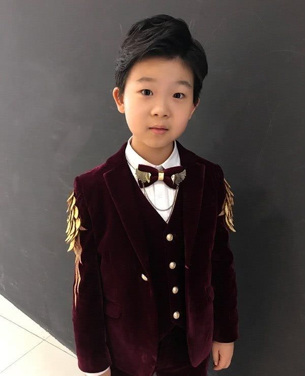 他3岁童星出道9年时间拍了60多部电视剧让网友争议不断