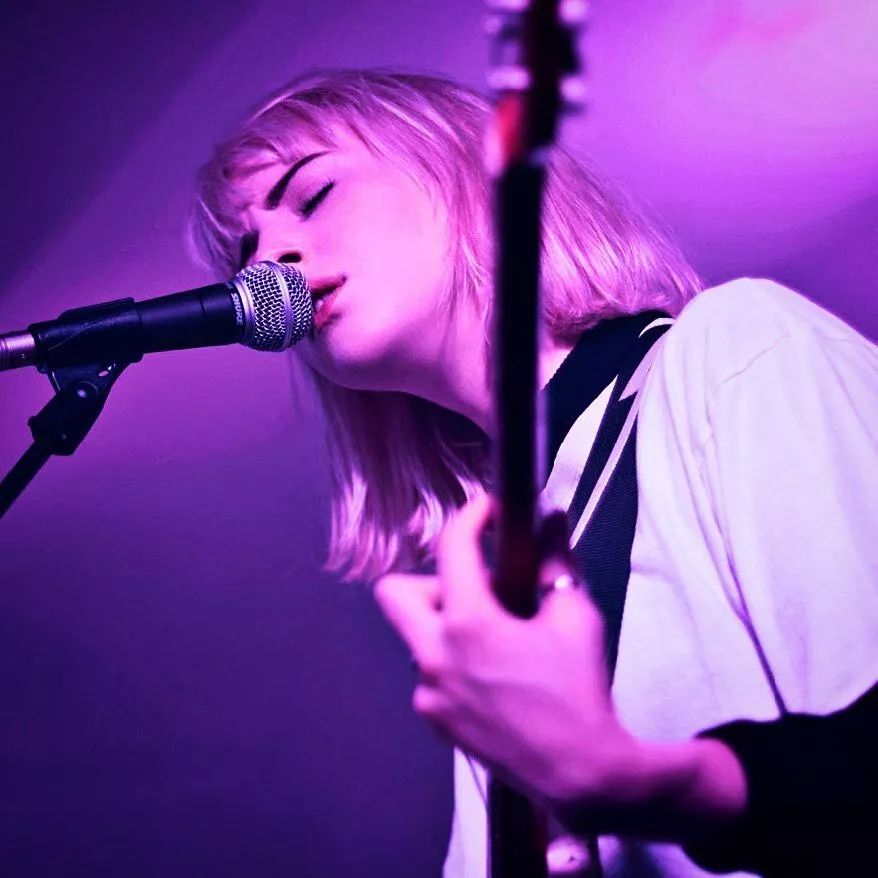 莉莉(fenne lily),英国另类流行民谣女歌手,第一次听这首歌时,头两句