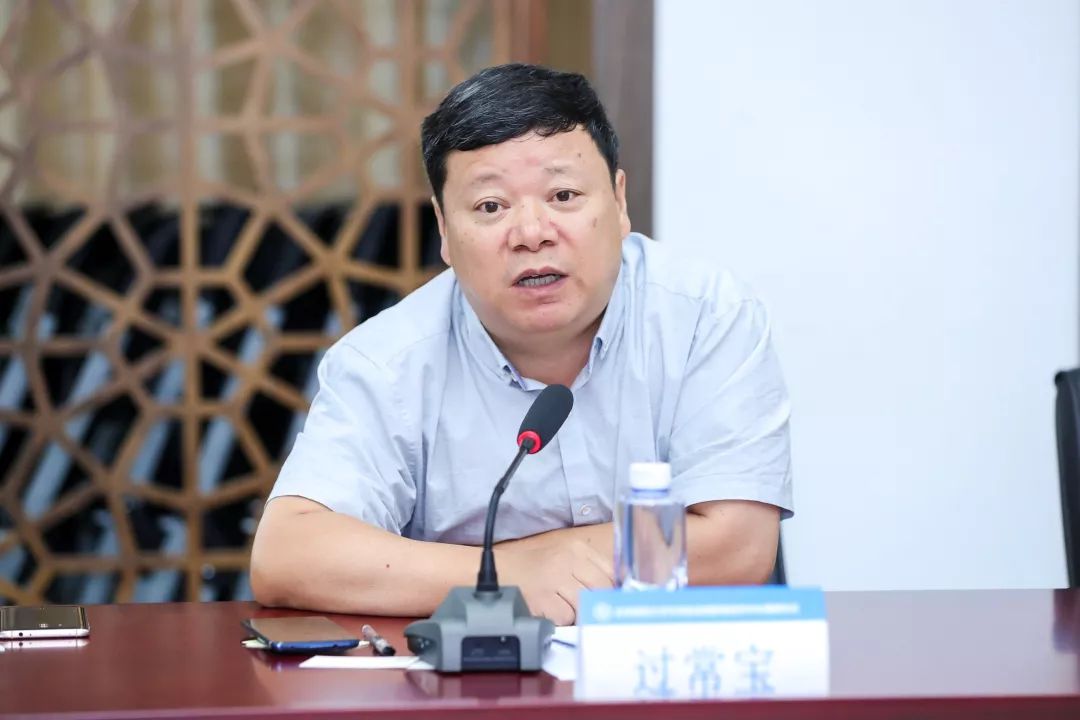 仪式上,北师大文学院院长过常宝回顾了学院百余年历史,介绍了文学院