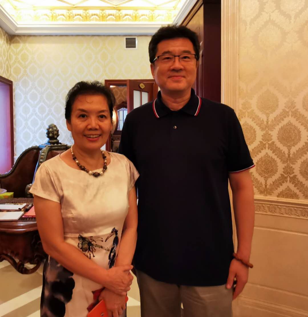 陈忱副会长与歌唱家吴霜在文化艺术交流环节,中国电影文学学会副会长