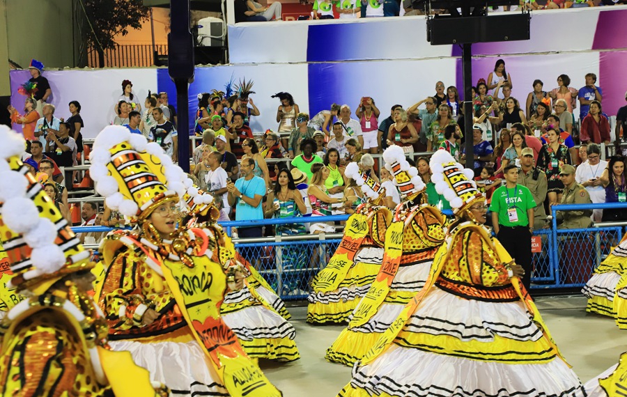 巴西里约热内卢狂欢节桑巴舞花车巡演表演