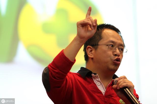 红衣教主周鸿祎参与瓶盖挑战网友毫无剪辑痕迹打的好准