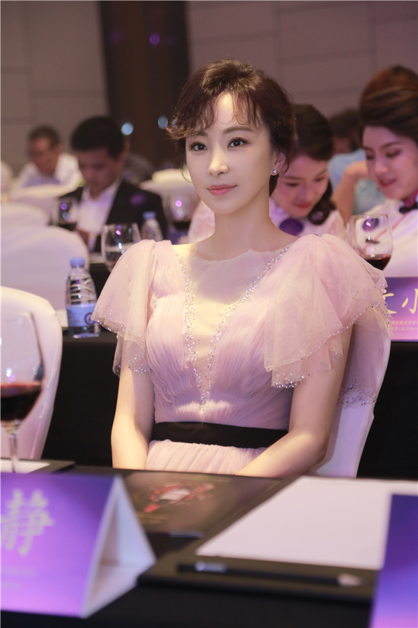 林静出席晚宴两套造型完美吸睛