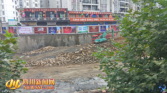 达州万源向前广场出现不同程度变形正在进行基坑堆载反压