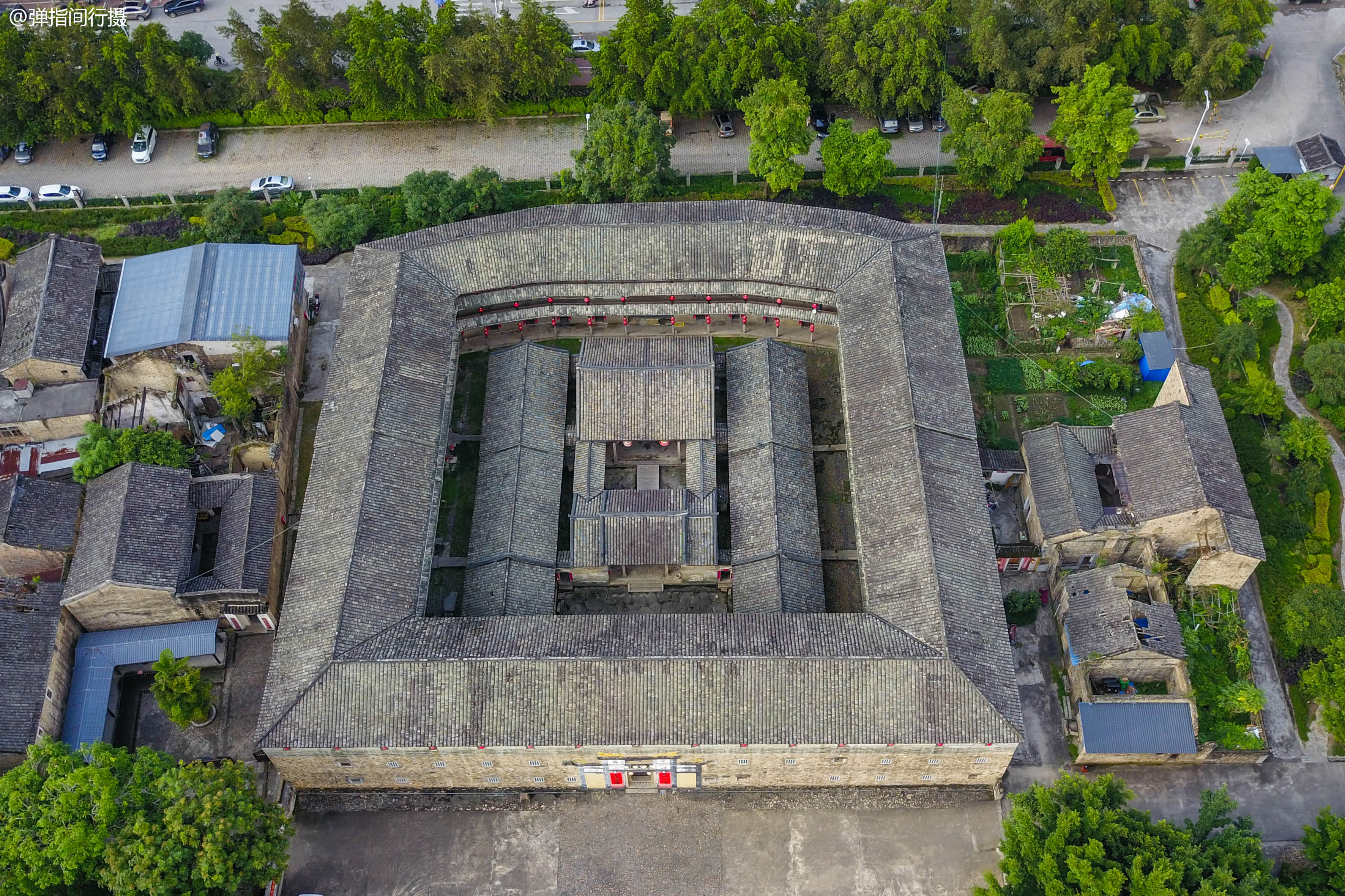 广东梅州250多年的石方楼,形似巨型古堡,堪称客家建筑一大奇观