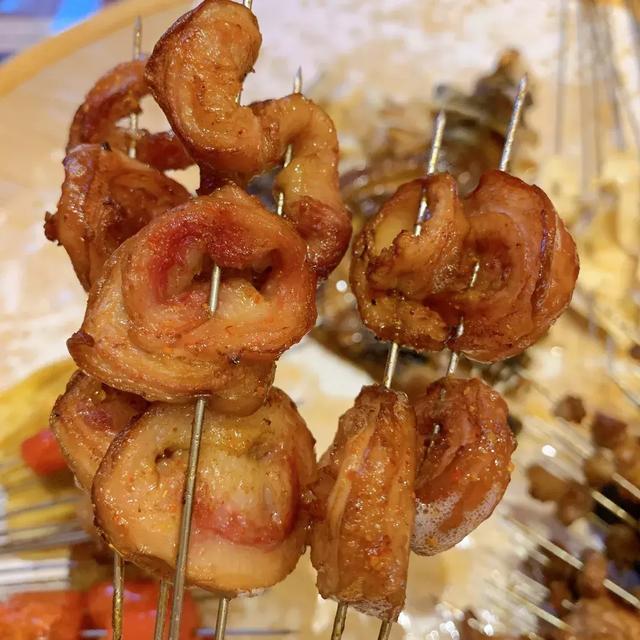 烤肥肠 // 羊肉串 // 猪腰子 // 窝骨筋 /小粉房的小串都是在烤之前