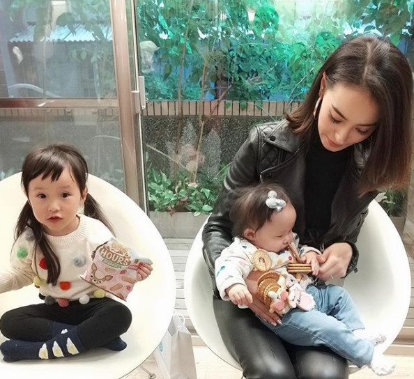 原创欧弟老婆久违分享大女儿近照,大眼萌jo演绎百变表情萌出血