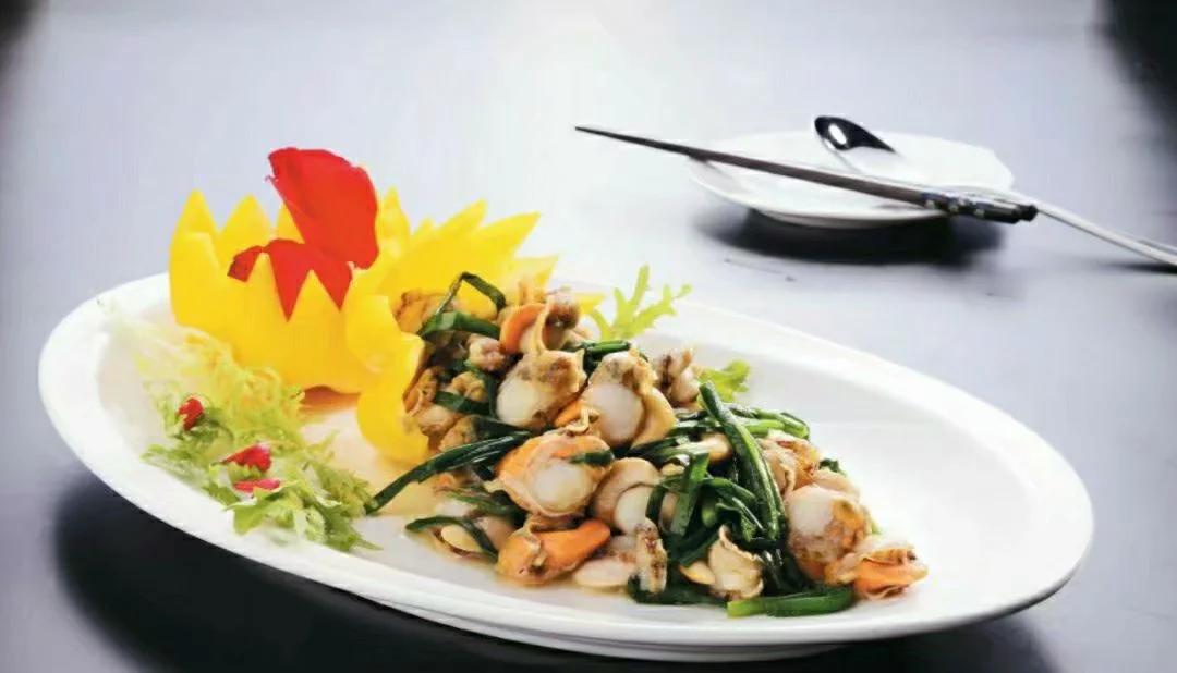 原料 裙边贝300克,鲜韭菜150克,葱段,姜片,蒜片,广东米酒,盐,鲜露,鸡