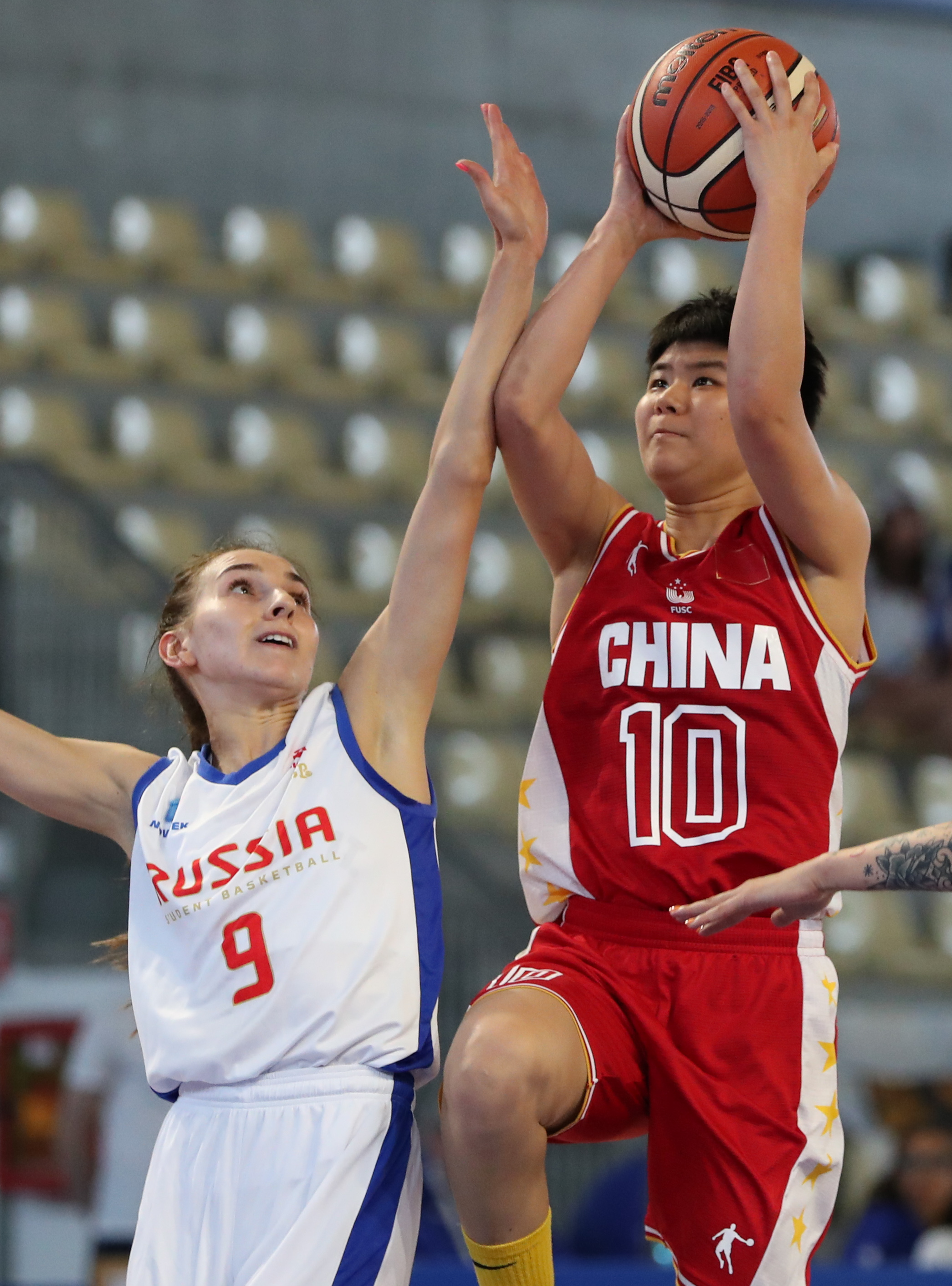 當日,在第30屆世界大學生夏季運動會女子籃球五至八名排位賽中,中國隊