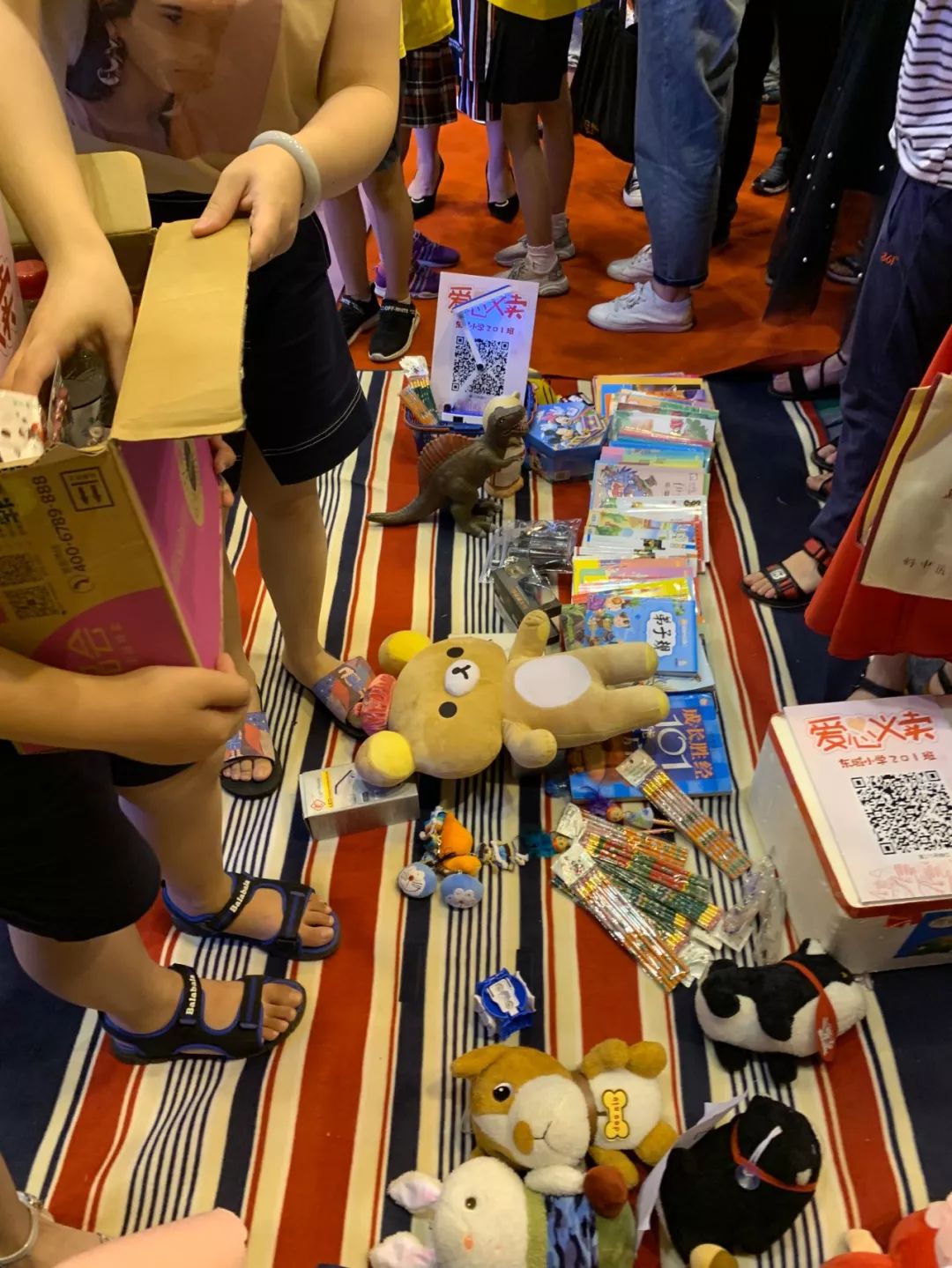 记东城小学201春雨中队爱心义卖活动小记