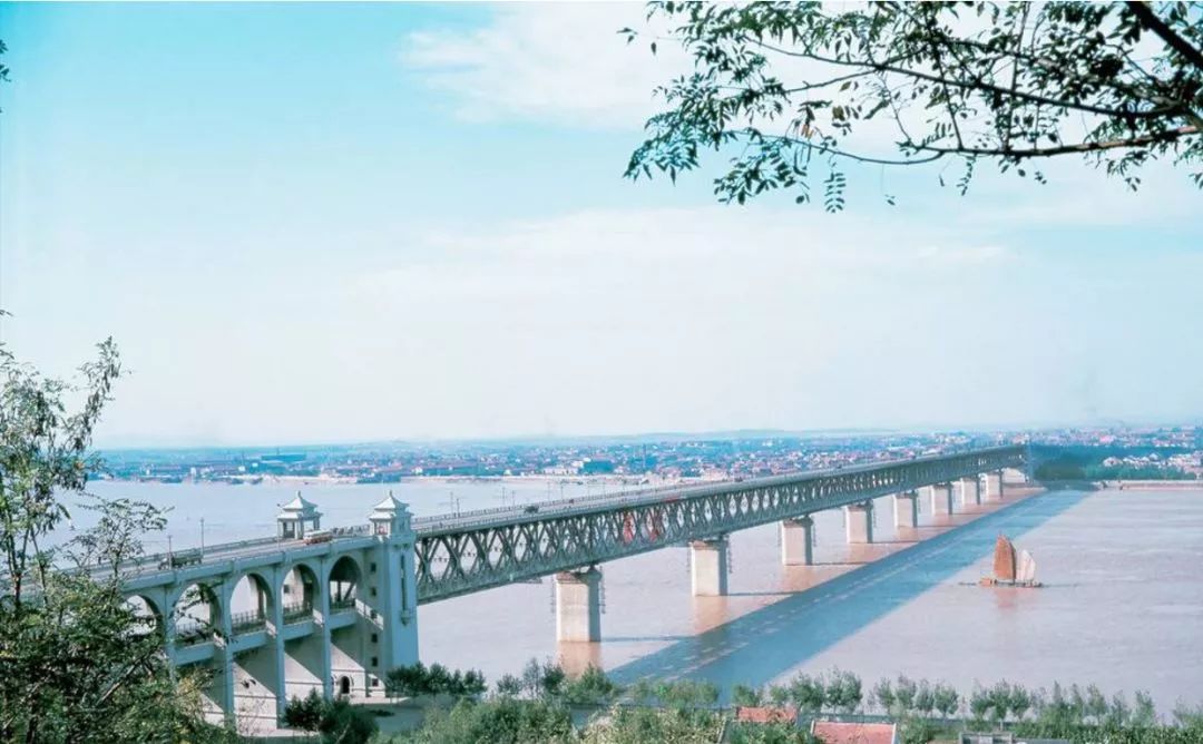 爬上克汗直流 拉到佳佳往楼下走 吹到江风靠到桥头 江水滔滔 大桥大桥