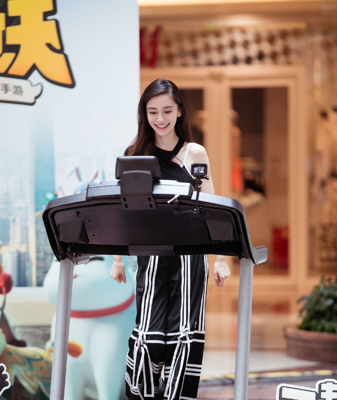原创baby工作时亲自带小海绵机场这一举动感动网友