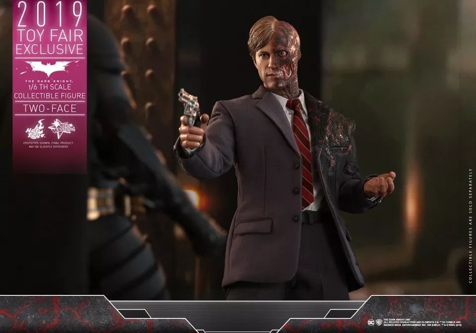 hot toys《蝙蝠侠:黑暗骑士》双面人 two face 1/6 比例人偶作品