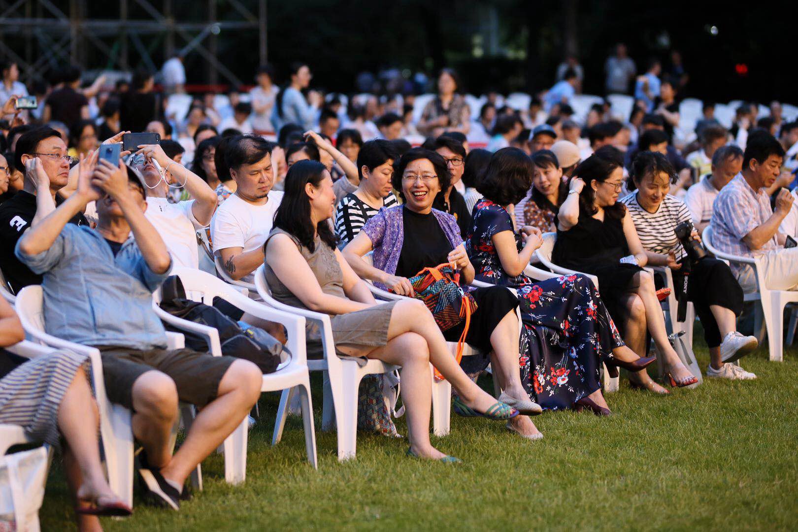 月色星空下,与音乐相伴 上海夏季音乐节露天场描绘城市夏日音画