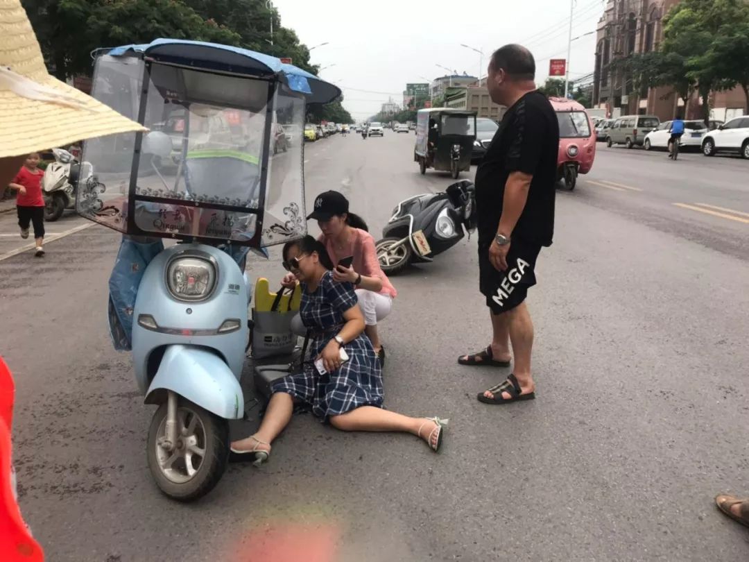 昨日,容城大道两车相撞,有人受了伤,男子拨打120.