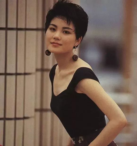 原创49岁王菲绿色短发气场爆棚,平头灵动十足,长发却很路人