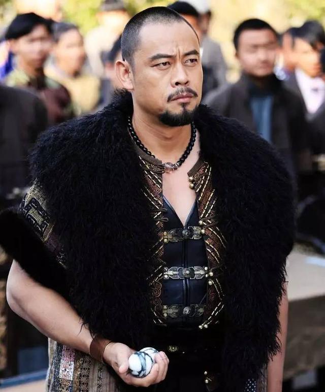 当了20年运动员,因伤退役转行,凭一角爆红,妻子还是舞蹈演员_晋松