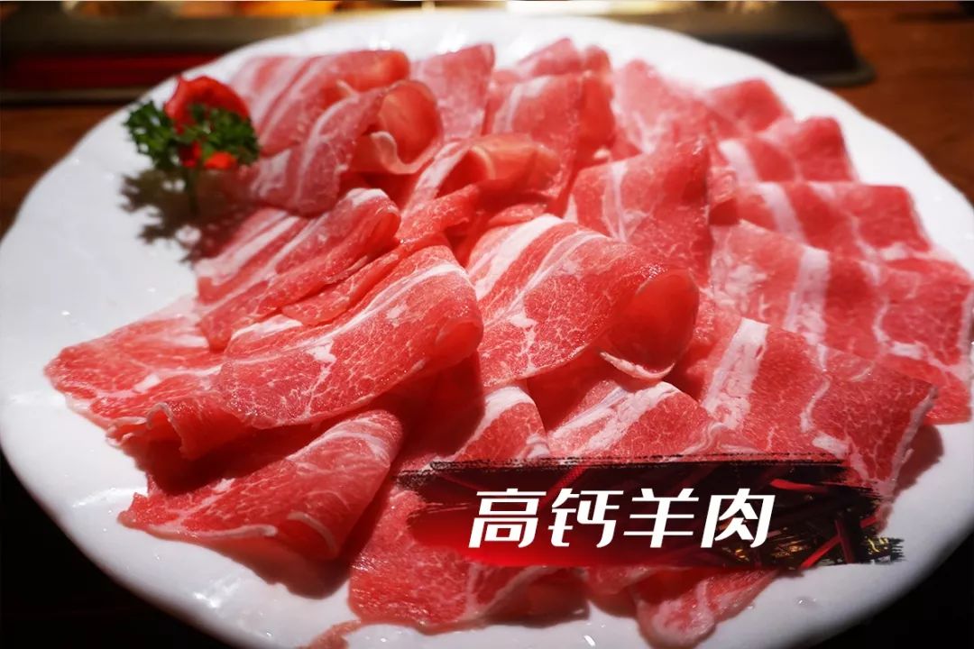 高钙羊肉比一般羊肉更加鲜嫩外观饱满韧性十足还有层次分明的大理石