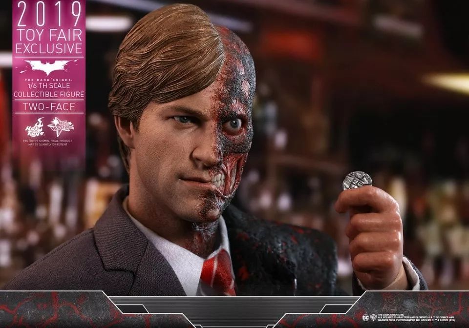 hot toys《蝙蝠侠:黑暗骑士》双面人 two face 1/6 比例人偶作品