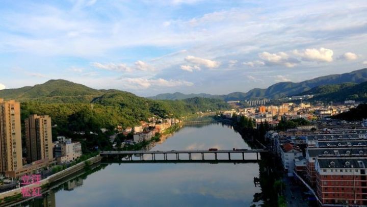 青山绿水的出处,宋·释普济《五灯会元》:"问:牛头未见四祖时如何?