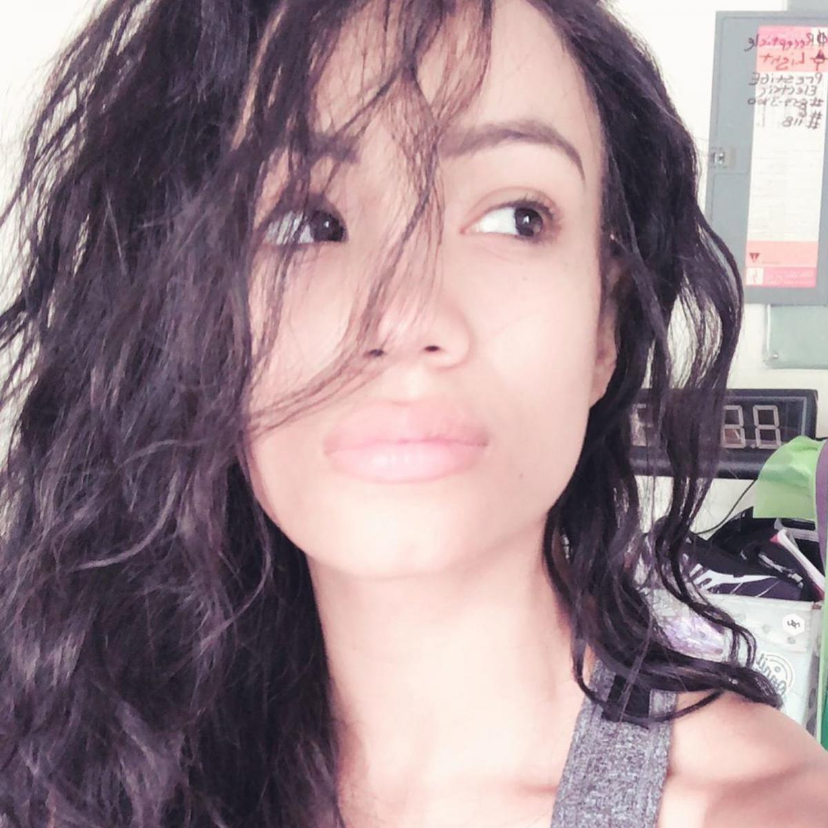 人 卡梅拉一席牛仔装彰显性感身姿 生了孩子的布瑞·贝拉咋还是飞机场