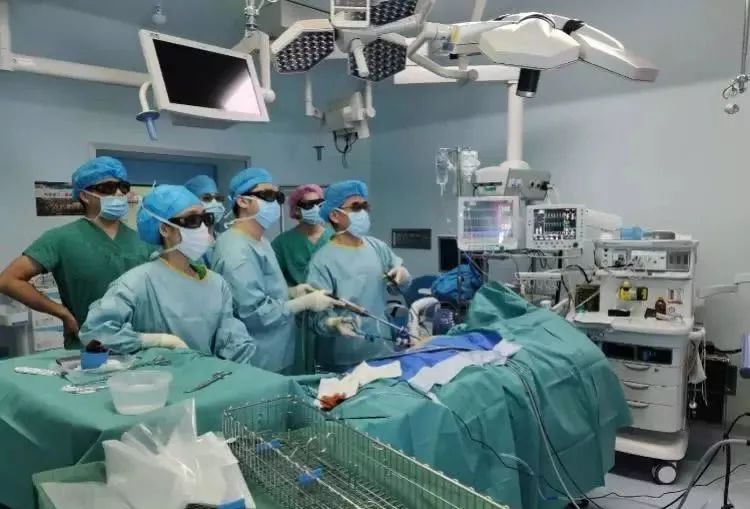 手术前,ct检查显示,盈盈的膀胱壁上发现一个2—3cm大小的肿物,高度