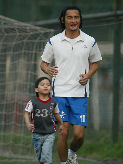 景岗山17岁儿子近照曝光网友颜值不输吴磊长大绝对是男神