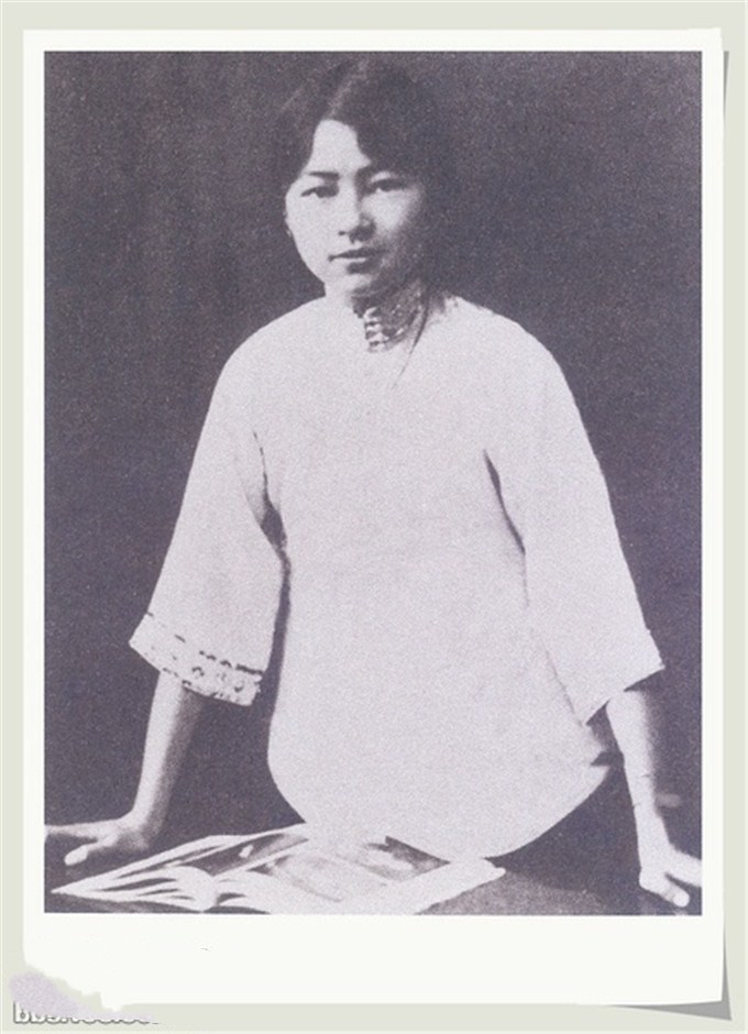 徽因12岁,入教会学校培华女中就读.左一林徽因,9岁.