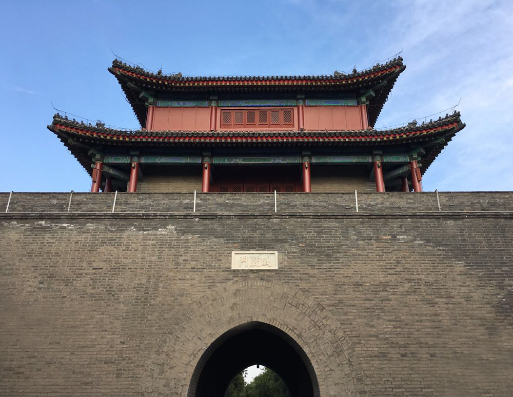 而宛平城,就是一座镇守卢沟桥而修筑的军事堡垒,虽然面积不大,但壁垒