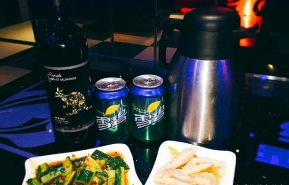 白酒兑红牛,红酒兑雪碧,多年之前的这种喝法,你还在坚持吗?_酒桌上