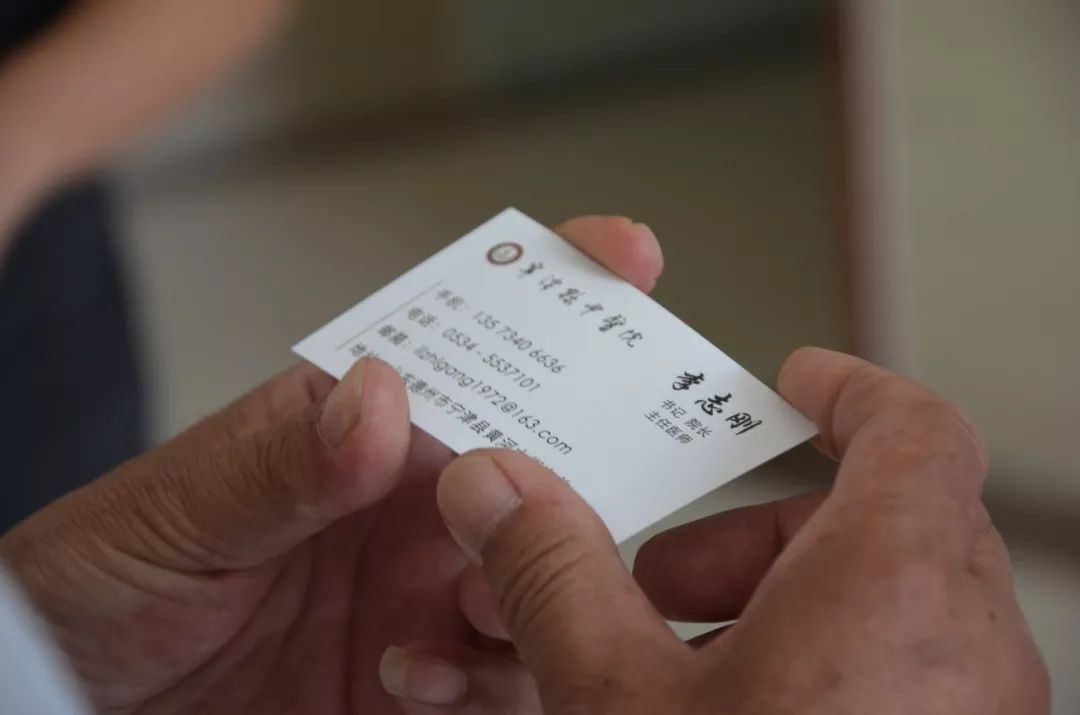 情手机24小时不关机欢迎病人随时打扰这个院长很暖心主动给患者发名片