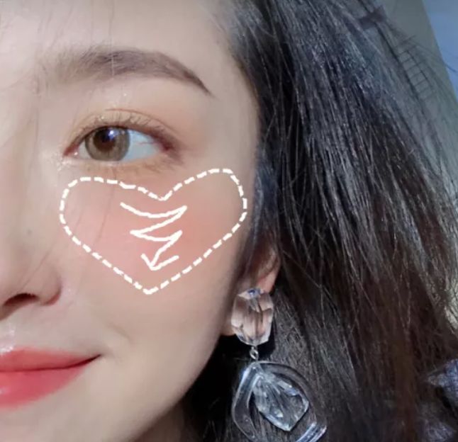 如果你是新手,一不小心打成了"红脸蛋"可以尝试画爱心型腮红会更显