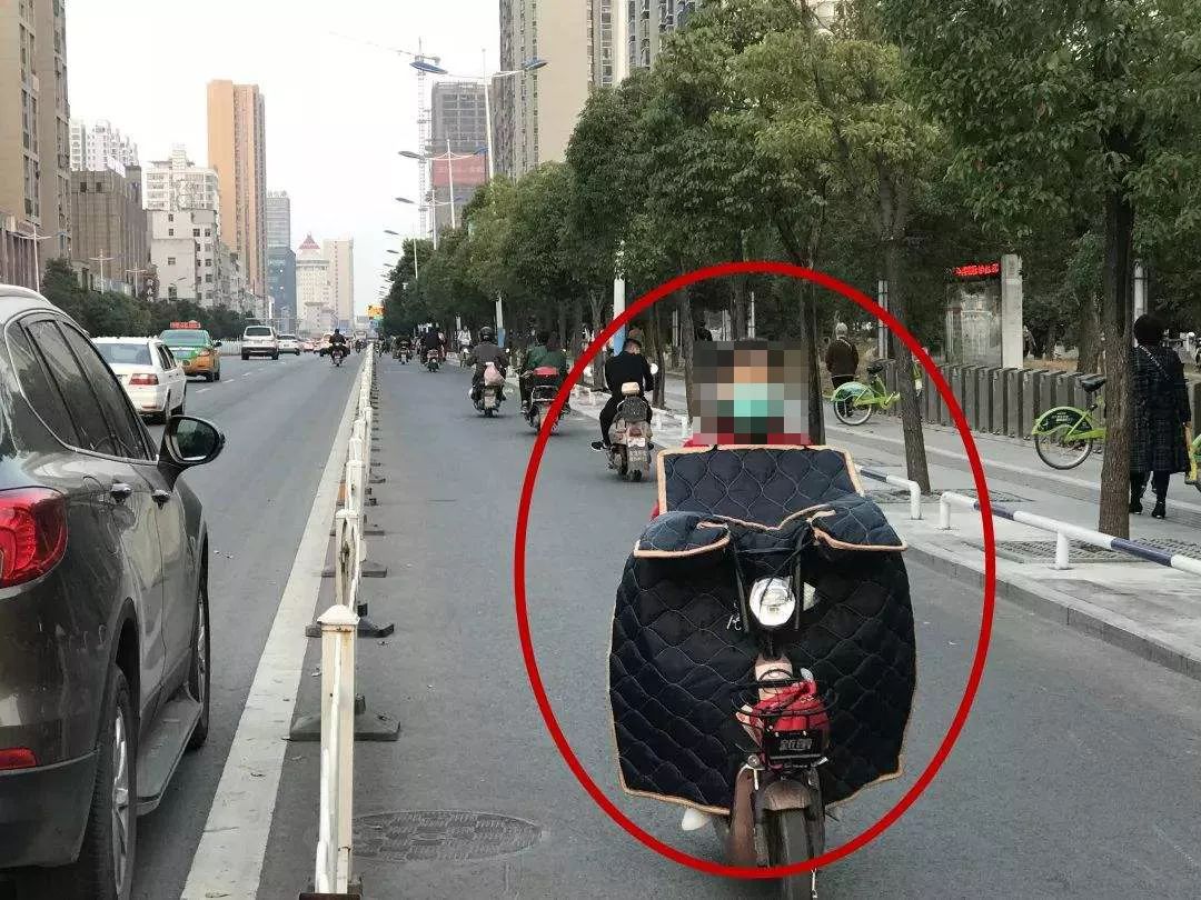 交通安全大会战|骑电动车不戴头盔一律滞留车辆,拿到头盔后再放行!