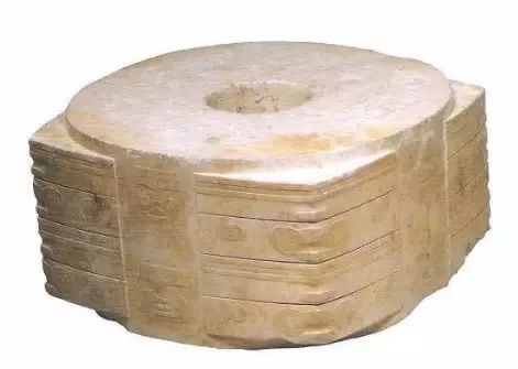 图为良渚王陵出土"玉琮王",重达6.5公斤.