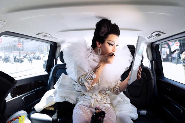 在巴黎violetchachki再次证明了她才是时装女王