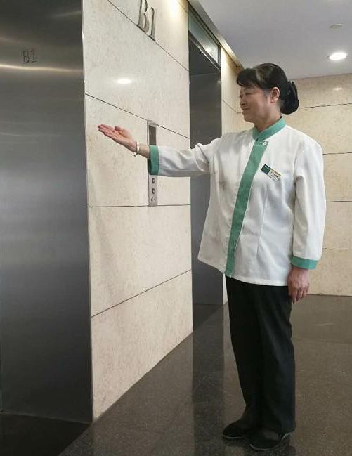 鞠躬问好并送上迎宾问候安保人员会如英国管家般当你进入华贸主力店