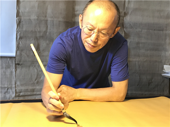 转身凝神洗尽铅华是古拙赏隋牟仕女画