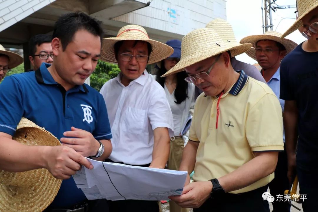 曾凡棠一行在镇委书记刘裕昌等镇领导的陪同下,首先来到我镇木棆河