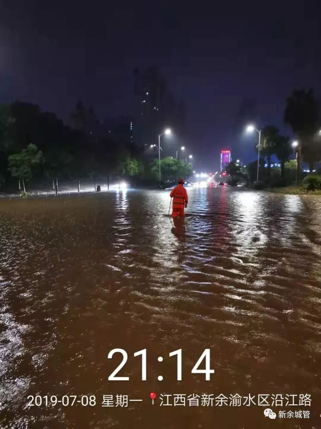 连日大雨磅礴新余街上再现满身泥水的兵