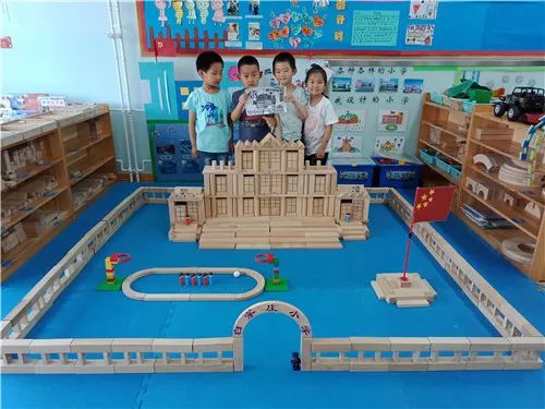 聚焦课程时刻积木游戏中的儿童赵颢扬罗浩晖金城瑶秦圣轩小朋友搭建