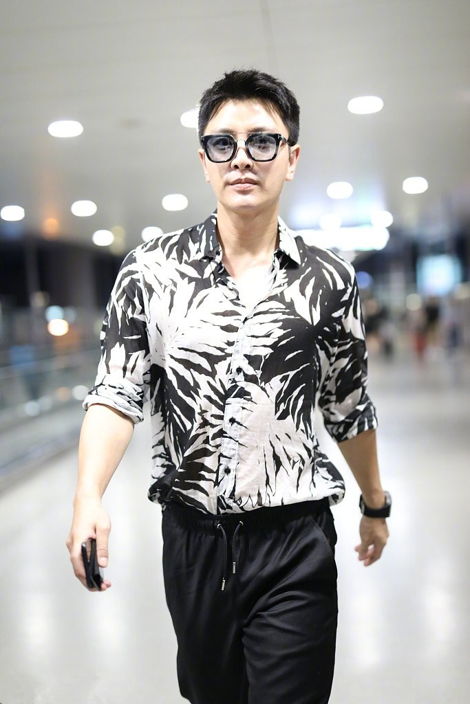 原创贾乃亮穿印花衬衫走机场,网友:走出两米八的气场