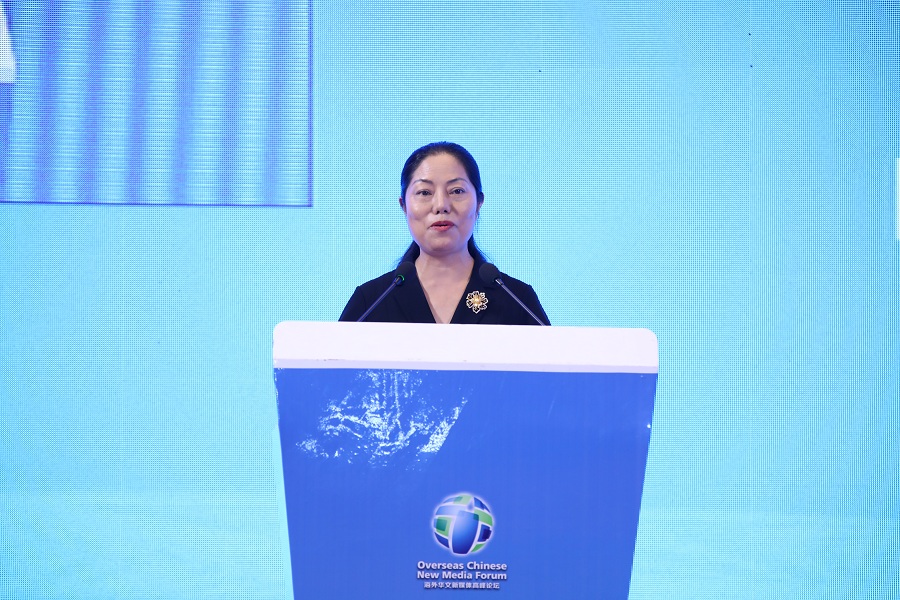 图为中共丽江市委副书记,宣传部部长何玉兰主持主论坛.(摄影: 谢明)