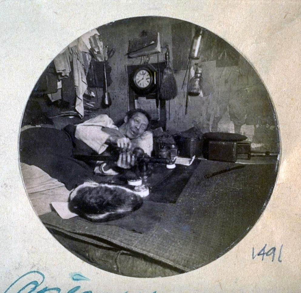 清末旧金山华工老照片:居住在低矮的房屋,吞云吐雾吸鸦片