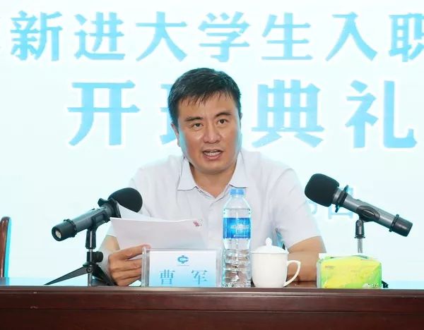 公司人力资源部部长范华峰主持开班仪式.公司举行2019年新进大学
